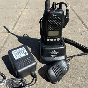 ICOM IC-F30GS VHF TWO WAY RADIO With Charger & Mic TESTED